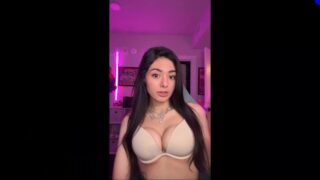 OliveOilRun Shows Off Her Big Breasts During A Live Stream